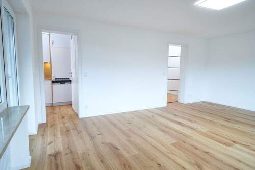 Großes, helles Wohnzimmer - Einmalig! Kernsanierte, moderne 2-Zimmer-Wohnung mit großem Süd-West-Balkon