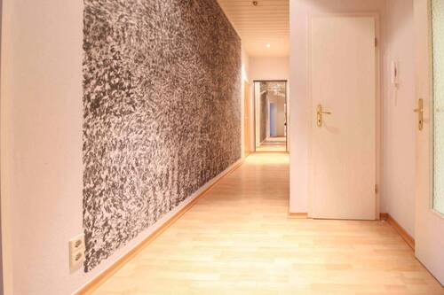 Sicht vom Flur Richtung Eingang - Etagenwohnung mit 99,30 m&sup2; in Chemnitz zum Kaufen