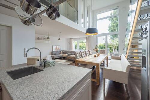 Küche mit Blick in den Wohnbereich - Wohnen auf höchstem Niveau! *Exklusives Townhouse am Germania Campus*