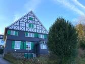 Titel - Echt Bergisch: Teilsaniertes Fachwerkhaus mit Fernblick