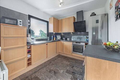 mit hochwertigem Granitboden - 