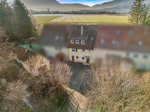 Nordansicht mit Garage und Hof - 