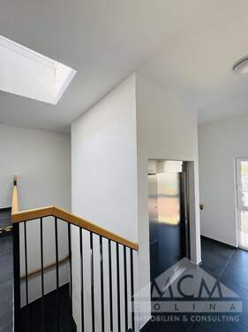 Treppenhaus mit Aufzug - 