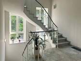 Treppenhaus mit Aufzug - 