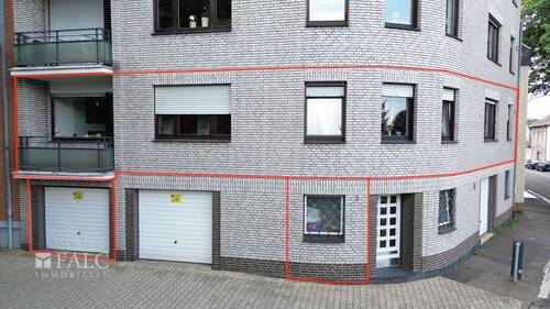 Hausansicht mit Garage und Keller - 