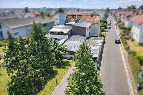 Gesamtansicht Grundstück und Haus - 