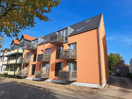 Mehrfamilienhaus Ansicht straßenseitig mit Zufahrt - 