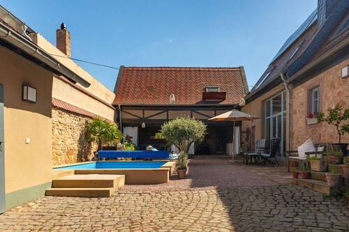 Innenhof - Charmantes ehemaliges Weingut mit mediterranem Innenhof, Pool, Sauna und moderner Technik