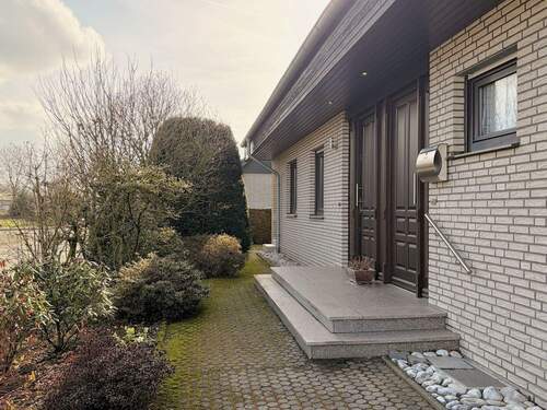 Separate Eingangstüren - 8 Zimmer Mehrfamilienhaus, Wohnhaus zum Kaufen in Neuenkirchen