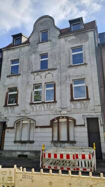 Hausansicht - sanierungsbedürftiges 4-Fam. Haus mit schönem Grundstück
