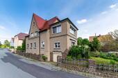Blick seitlich - solide vermietetes Zweifamilienhaus mit Terrasse und kleinem Garten