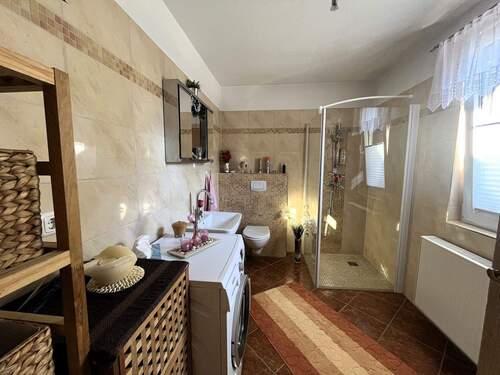 Bad mit Dusche - 