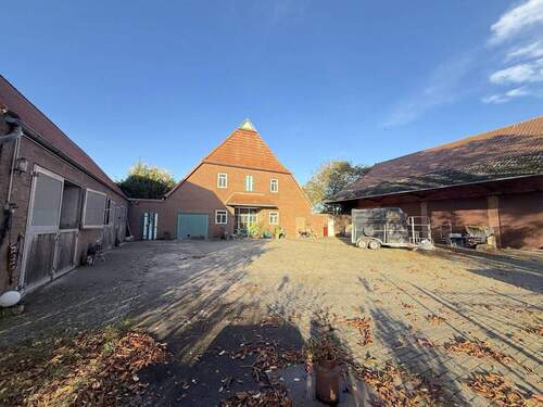 Innenhof - Einfamilienhaus mit 360,00 m² in Martfeld zum Kaufen