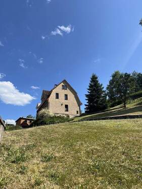 Hausansicht von Westen - Wohnhaus im Wartburgkreis - 199.000,00 EUR Kaufpreis, ca.  151,00 m² Wohnfläche