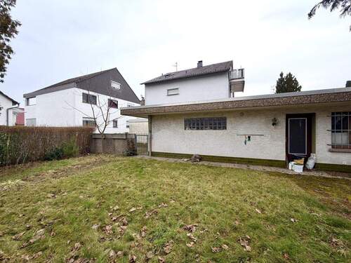 Gartenfläche und Doppelgarage - 