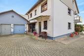 Garage und Hausansicht - 