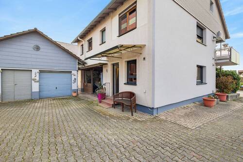 Garage und Hausansicht - 