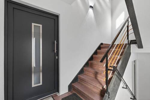 Haustür und Treppenhaus - 