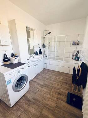 Badezimmer mit Waschmaschine - 