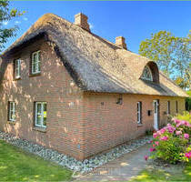 Unter Reet zuhause** - 495.000,00&nbsp;EUR Kaufpreis, ca.&nbsp; 174,00&nbsp;m&sup2;&nbsp;Wohnfl&auml;che in Tetenbüll / Wasserkoog (PLZ: 25882)