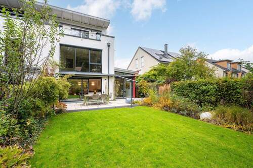 Außenansicht mit Garten - 5 Zimmer Reihenendhaus in München