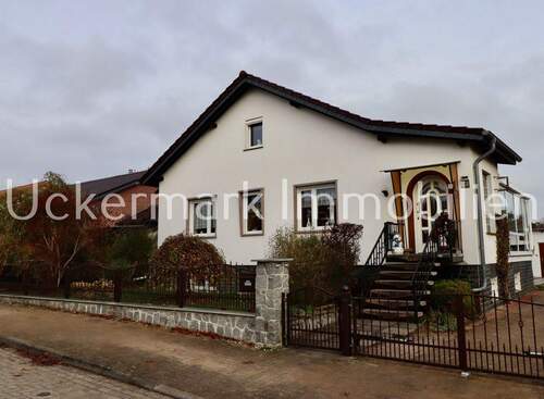 Hausansicht - 6 Zimmer Mehrfamilienhaus, Wohnhaus zum Kaufen in Templin