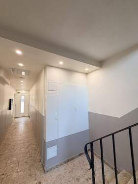 Treppenhaus mit Zählerschrank - 1 Zimmer Mehrfamilienhaus, Wohnhaus in Hildesheim