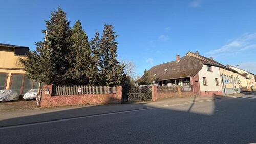 Bild 1 - +++Einfamilienhaus mit ebenem Südgarten, großer Garage und Scheune im Herzen von Einöd+++