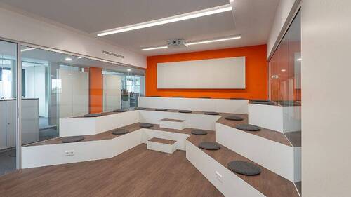 Arena mit Beamer und Leinwand - 