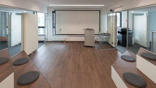 Arena mit Beamer und Leinwand - 