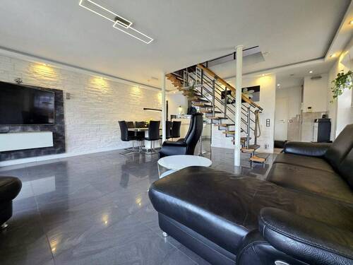 Wohnzimmer mit offener Treppe - 