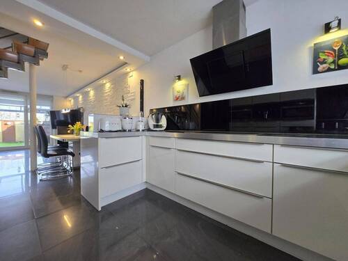 hochwertige Einbauküche mit Tresen - 