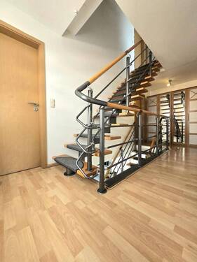 Flur mit Fenster und Schranknische - 