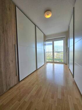 2. Zimmert mit französischem Balkon und Blick auf den See - 