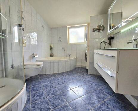 Badezimmer mit Wanne und Dusche, Fenster vorhanden - 