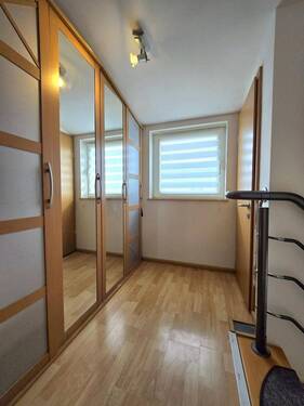 Flur mit Schranknische - 