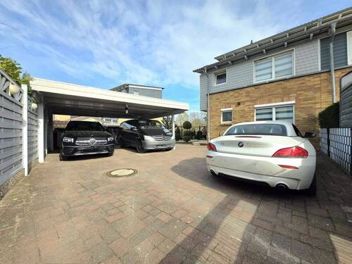 Doppelcarport und Stellplatz davor - 