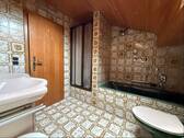 Bad mit Dusche und Badewanne - 
