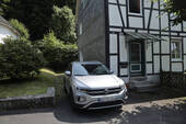 Parkmöglichkeiten vor und neben dem Haus - 