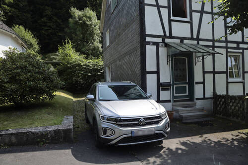Parkmöglichkeiten vor und neben dem Haus - 
