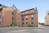 Hausansicht Straßenseite - Bezugsfreie 2-Zimmer-Wohnung mit großem Wohnbereich, Süd-West-Balkon und Garage