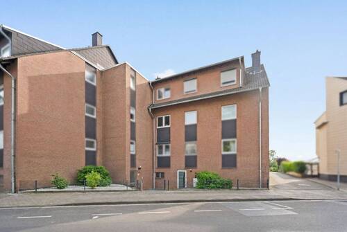 Hausansicht Straßenseite - Bezugsfreie 2-Zimmer-Wohnung mit großem Wohnbereich, Süd-West-Balkon und Garage