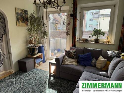 Wohnzimmer mit Zugang zum Balkon - 