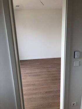 Blick vom Begehbaren Kleiderschrank zum Schlafzi. - 