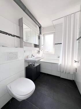 WC - Frisch renovierte 2-Zimmer-Wohnung mit Balkon & Einbauküche - zentral in Pforzheim