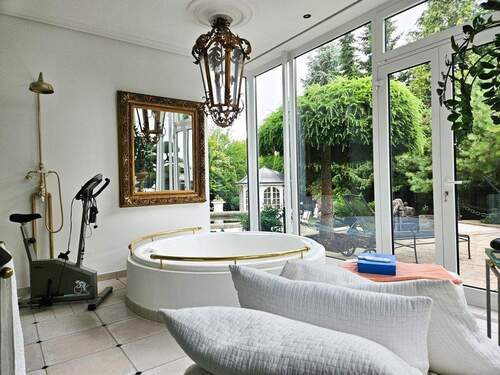 Pool mit Wellnessbereich - 