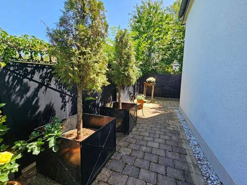 Einfriedung rund um das Grundstück - 