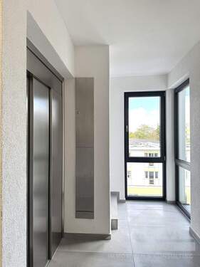 Treppenhaus mit Aufzug - 