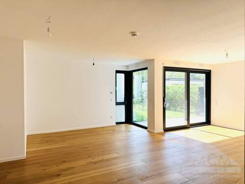 Wohnzimmer mit Zugang Garten - 3 Zimmer Etagenwohnung in Offenbach / Tempelsee