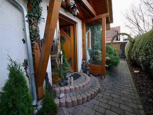 Hauseingang - Charmante Doppelhaushälfte in gewachsener Wohnlage - viel Platz für die ganze Familie
